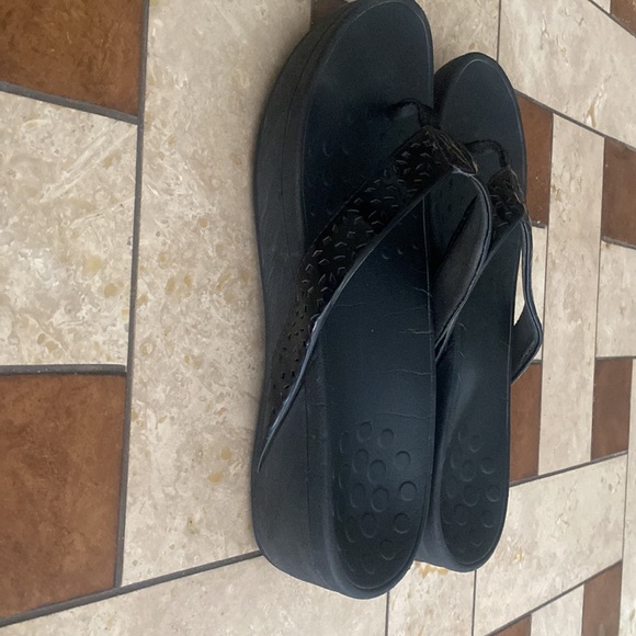 Women’s Vionic Laser Cut Leather and Fabric Black- Tide II Flip Flop, Sz. U.S. 8 - Picture 5 of 8